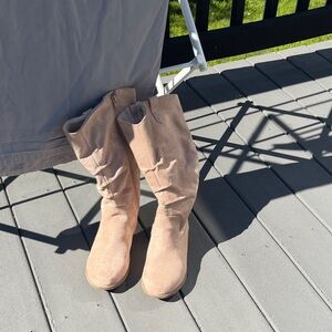 Crown Vintage Beige Flat-Heeled Boots